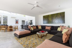 Luxury House | Individually decorated, individually furnished, laptop workspace - Tenterfield Beachfront Luxury 4 Bedroom Holiday Home (Oak Beach)
