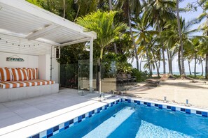 Sundeck - Tenterfield Beachfront Luxury 4 Bedroom Holiday Home (Oak Beach)