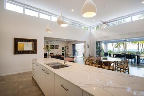 Full-sized fridge, microwave, oven, stovetop