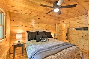 3 bedrooms, desk, iron/ironing board, travel cot - Riverfront Family Cabin • Resort Pool & Trails • Pet Friendly Mountain Escape (Ellijay)