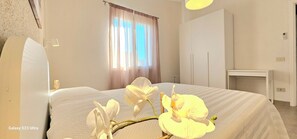 2 Schlafzimmer, Schreibtisch, Bügeleisen/Bügelbrett, Reisekinderbett