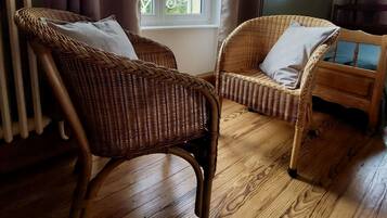 TV, mesa de pingue-pongue, livros