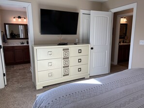 4 bedrooms, desk, iron/ironing board, free WiFi