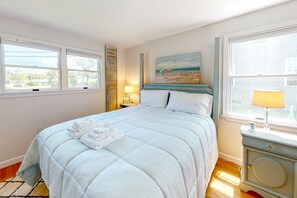 4 bedrooms, iron/ironing board, internet, bed sheets - Bright home with central AC, kayaks, large yard, fast WiFi - walk to the beach (West Yarmouth)