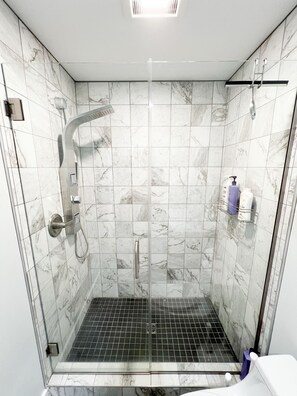 Baignoire, sèche-cheveux, serviettes fournies, savon
