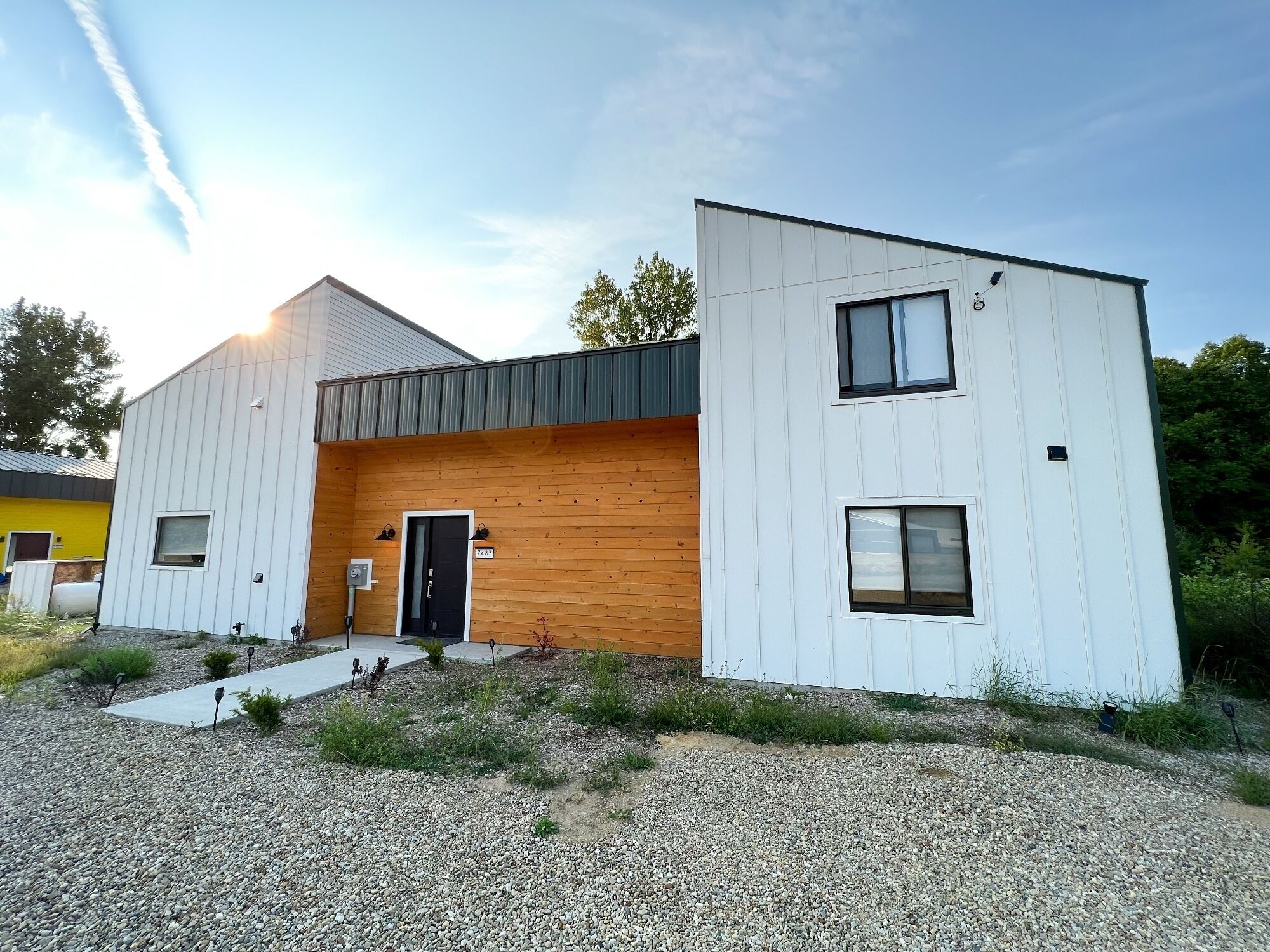 Sleek forest retreat: wifi, hottub, firepit, pool table, grill, outdoor games