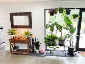 Interior - Sleek forest retreat: karaoke, spa, campfire, pool table, grill, outdoor games (Stevensville)