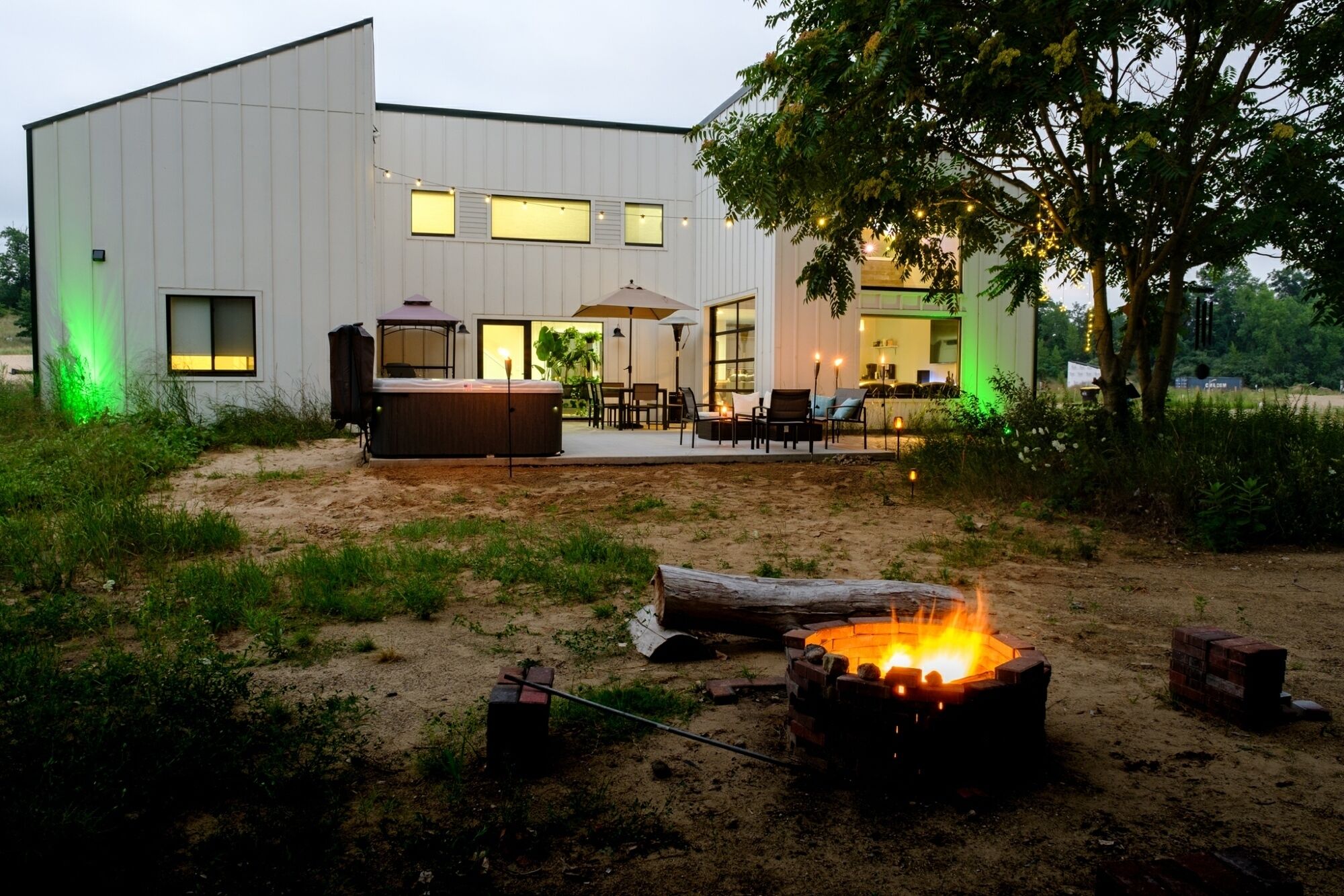 Sleek forest retreat: wifi, hottub, firepit, pool table, grill, outdoor games