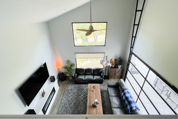 Una Smart TV, una chimenea, un reproductor estéreo, una oficina