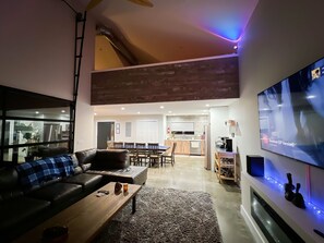 Smart TV, fireplace, stereo, offices - Sleek forest retreat: karaoke, spa, campfire, pool table, grill, outdoor games (Stevensville)