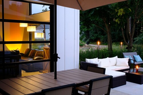 Sleek forest retreat: karaoke, spa, campfire, pool table, grill, outdoor games