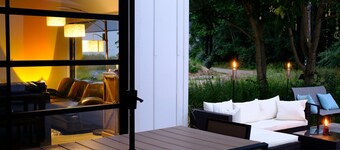 Sleek forest retreat: karaoke, spa, campfire, pool table, grill, outdoor games