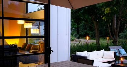 Sleek forest retreat: karaoke, spa, campfire, pool table, grill, outdoor games