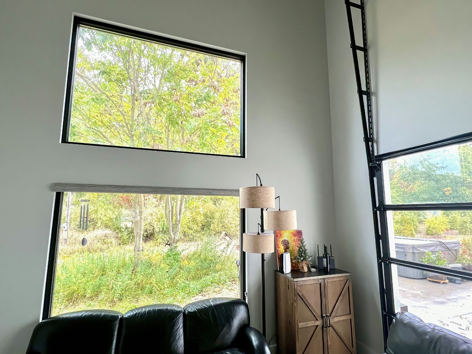 Sleek forest retreat: wifi, hottub, firepit, pool table, grill, outdoor games