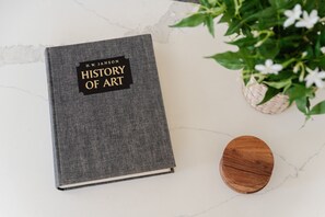 Ein Buch mit dem Titel „Kunstgeschichte“ von H.W. Johnson auf einer weißen Marmorplatte.