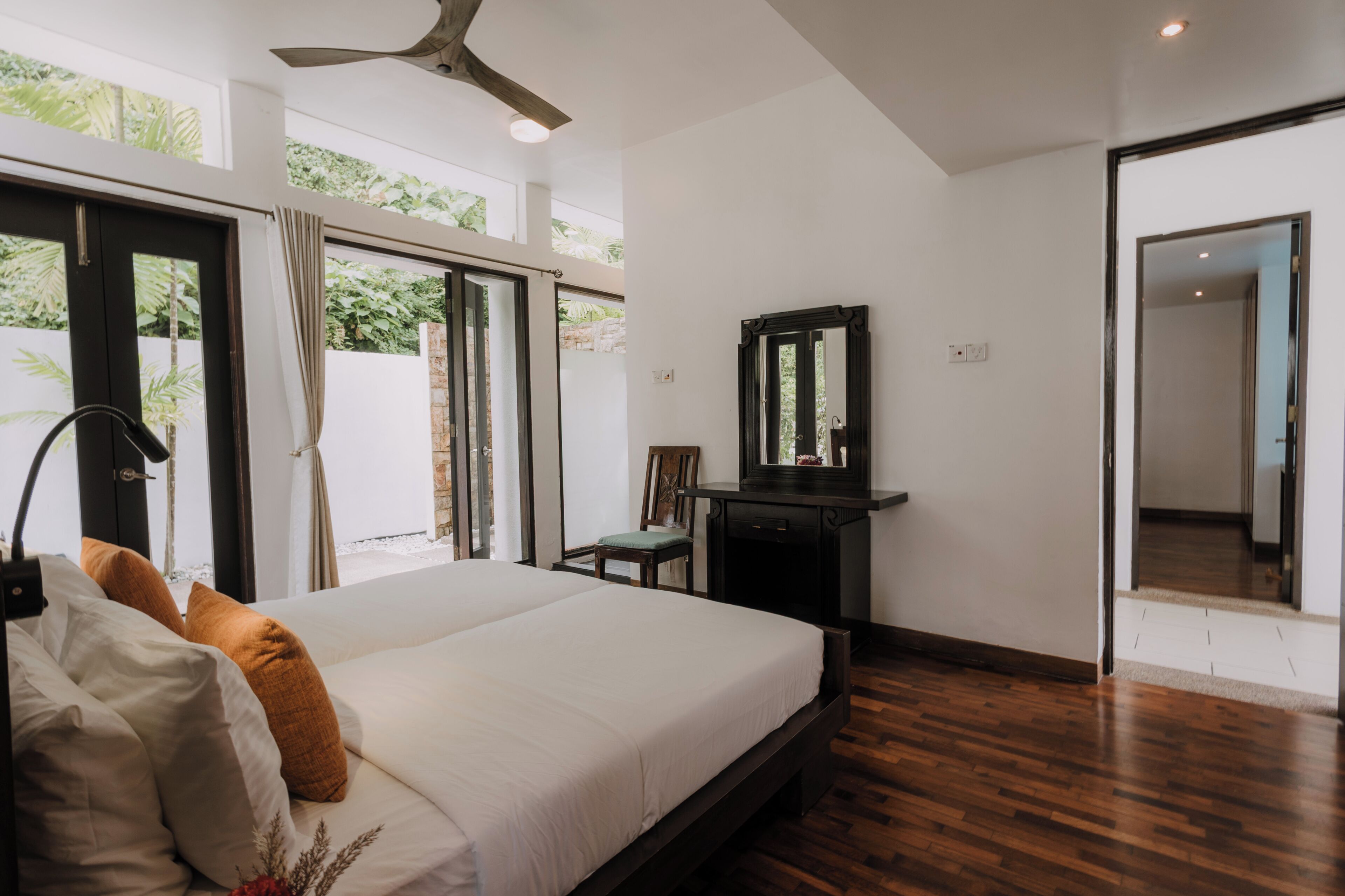 4 bedrooms, premium bedding, desk, laptop workspace