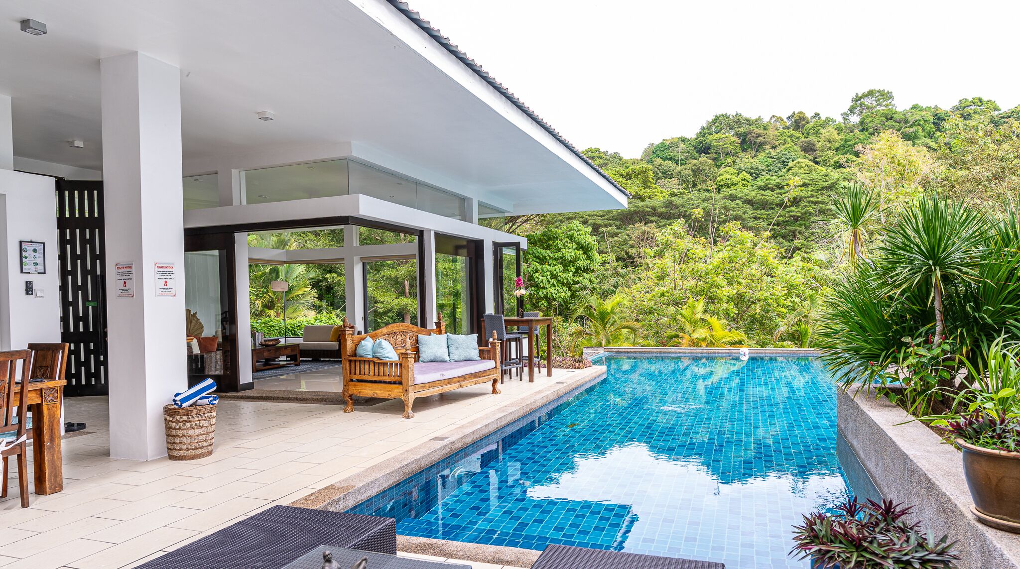 Una piscina al aire libre, sillones reclinables de piscina