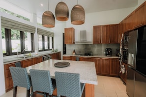 Vila superluxo | Cozinha privada | Geladeira grande, micro-ondas, fogão, cooktop