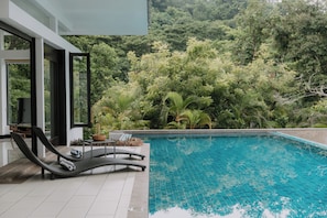 Outdoor pool, pool loungers - Villa 4 Luxury Private Pool Villa (Langkawi)