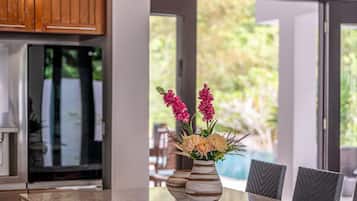 Vila superluxo | Cozinha privada | Geladeira grande, micro-ondas, fogão, cooktop