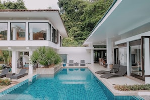 Outdoor pool, pool loungers - Villa 4 Luxury Private Pool Villa (Langkawi)