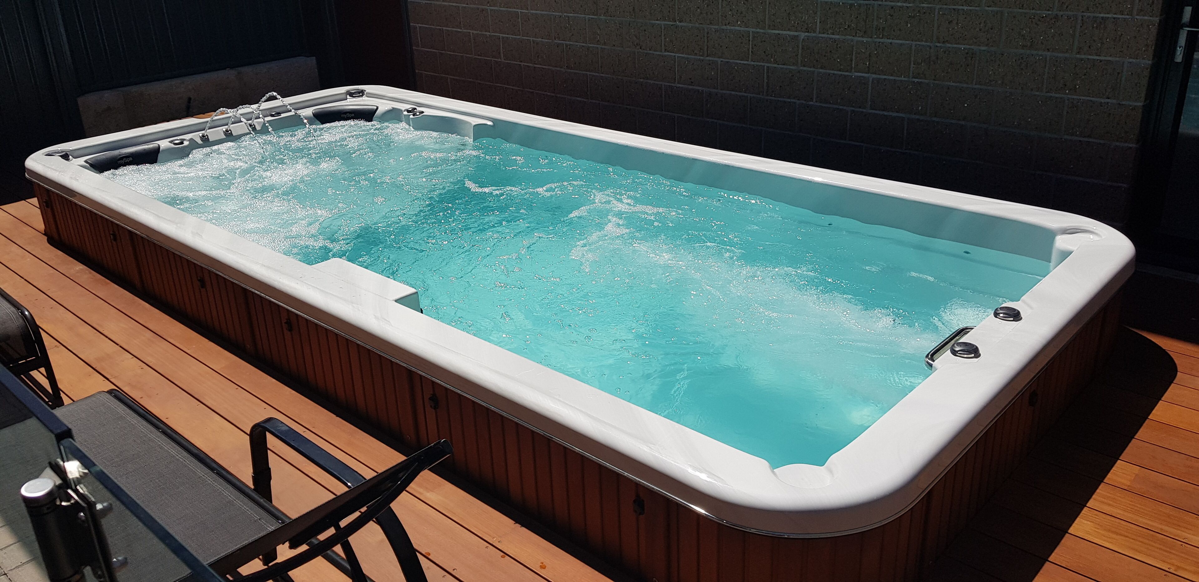 Large home sleeps 6 with heated outdoor swimspa