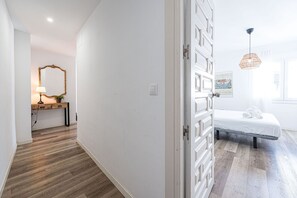 2 室のベッドルーム、アイロン / アイロン台、WiFi (無料)、ベッドシーツ