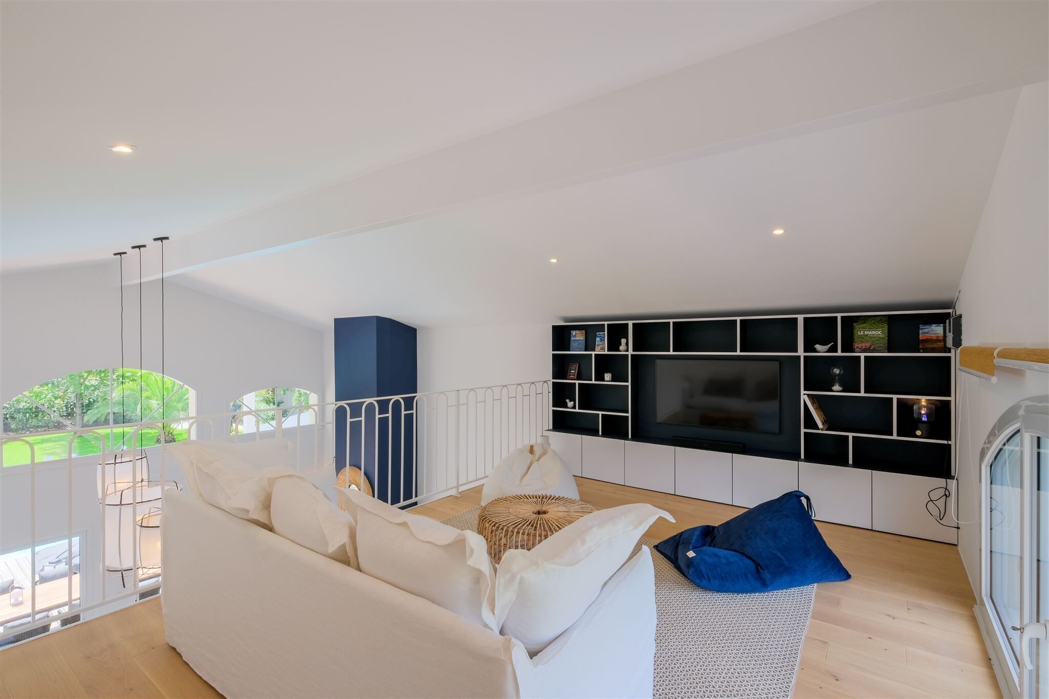 Luxury villa in Cap Ferret with swimming pool between the basin and the ocean