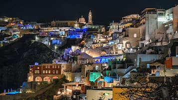 Une ville pittoresque, construite à flanc de colline, où les bâtiments sont très rapprochés les uns des autres et illuminés la nuit. Elle se distingue par un imposant beffroi et présente une grande variété de styles architecturaux.