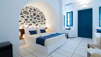 Suite, vista parcial al mar | Minibar, cunas gratuitas, wifi gratis y ropa de cama