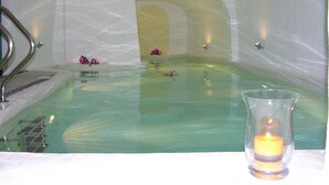 Ein klarer Innenpool mit einem Glaslaternen auf dem Rand.