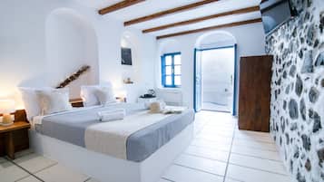 Premium Double Caldera & Volcano View | Minibar, free cribs/infant beds, free WiFi, bed sheets
