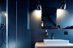 Shower, free toiletries, hair dryer, towels - The Lubo - self check-in (Lucerne)