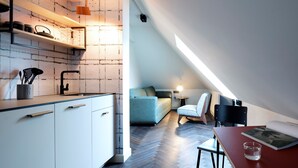 Un appartement moderne de style « loft » comprenant une cuisine, un coin repas et un espace de vie.