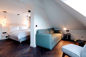 高级双人房, 简易厨房 | 起居区 | 43-英寸纯平电视 (配备有线频道)、电视