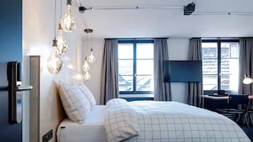 Design Opening Special | Värdeförvaringsskåp på rummet, skrivbord och mörkläggningsgardiner