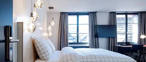 Design Opening Special | Caja de seguridad en la habitación, escritorio y cortinas blackout