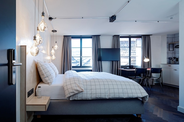 Dobbeltrom – design, tekjøkken | Safe på rommet, skrivebord, blendingsgardiner og wi-fi (inkludert)