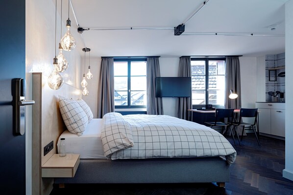 خزنة داخل الغرفة ومكتب وستائر تعتيم وواي فاي مجانًا