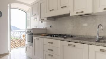 Kühlschrank, Ofen, Geschirrspüler, Kochgeschirr/Geschirr/Besteck