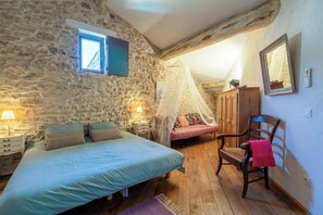 2 bedrooms, iron/ironing board, travel cot, WiFi