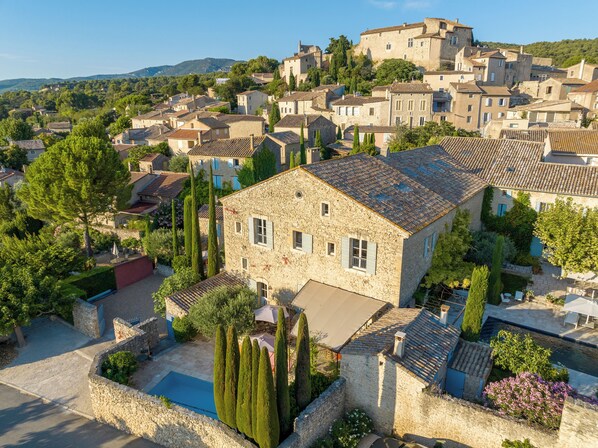 المنشأة من الخارج