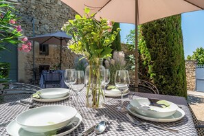 تناول الطعام بالخارج