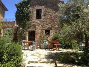 Outdoor dining - Eco apartment with sun terrace in the green hills of Umbria (Umbertide)