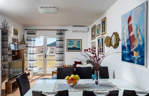 Apartment (Two Bedroom Apartment with Balcony an) | Esszimmer