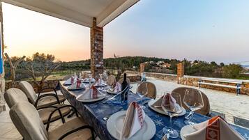 تناول الطعام بالخارج