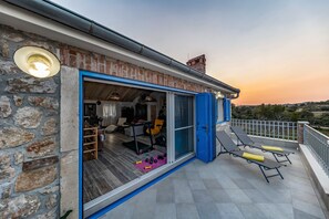 A balcony with exercise equipment and a view of the countryside. - Villa Maza (Pasman)
