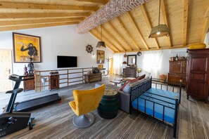 트래디셔널 빌라, 침실 5개, 전용 수영장, 바다 전망 | 거실 공간 | 위성 채널 시청이 가능한 100cm 평면 TV, TV, 벽난로