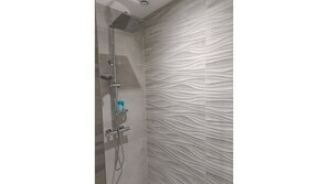 Dusche, Haartrockner, Handtücher, Toilettenpapier