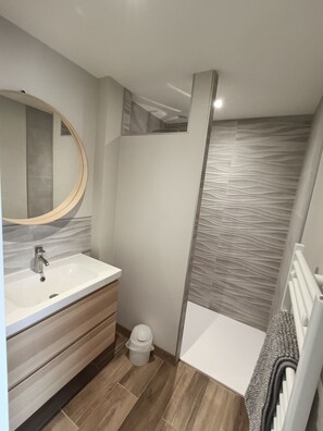 Shower, hair dryer, towels, toilet paper - Appt neuf 😀 entièrement équipé❗ (Arpajon-sur-Cère)